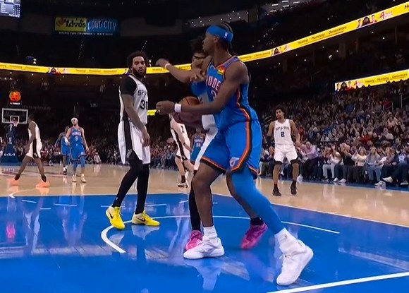 开云体育平台-小摩擦！亚历山大和卡斯尔拼抢时出现推搡 双方被吹技犯