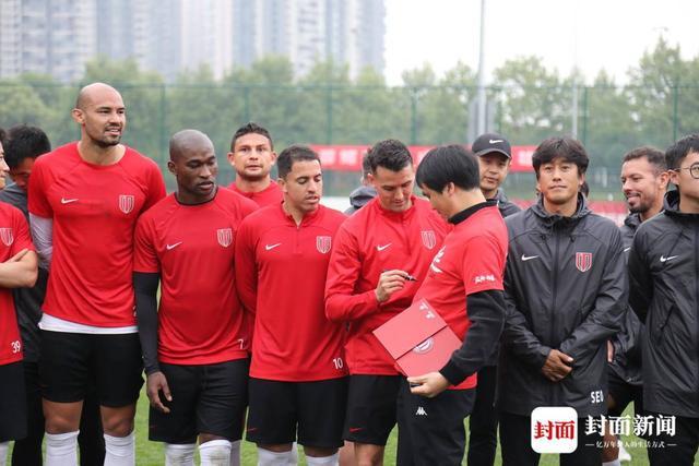 开云体育官方-向队长告别！周定洋效力成都蓉城经典瞬间