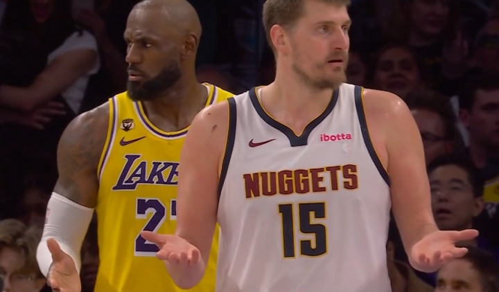 开云体育平台-一时瑜亮！约基奇与詹姆斯两人同时摊手 表达对判罚的不满！